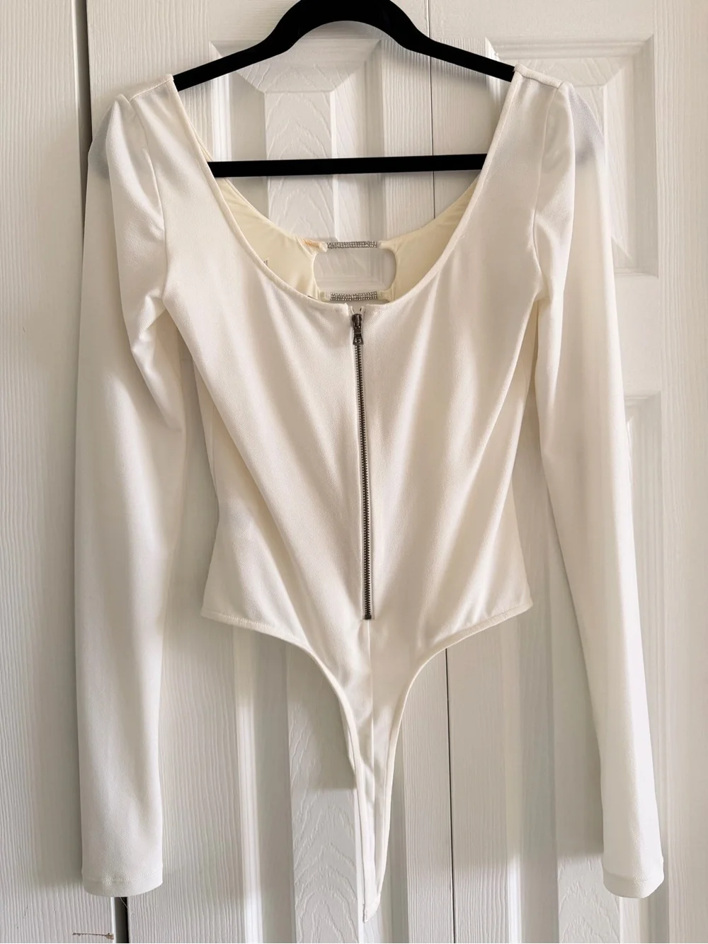 NWOT Alice and Olivia Women Cream Long-Sleeve Bodysuit with Front Cutout Size S